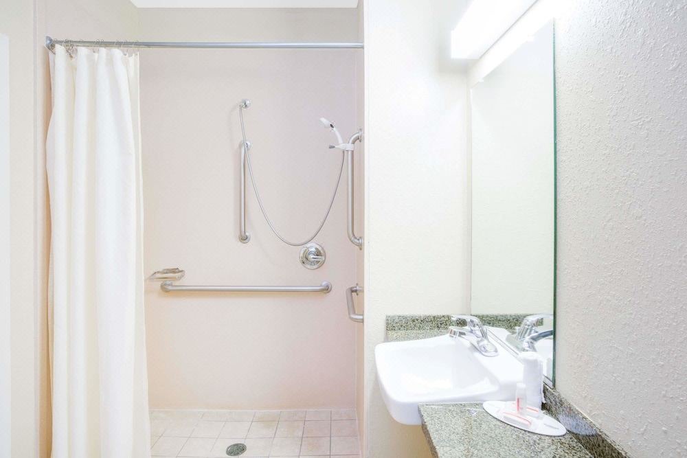 Photo of Bathroom in Saraland