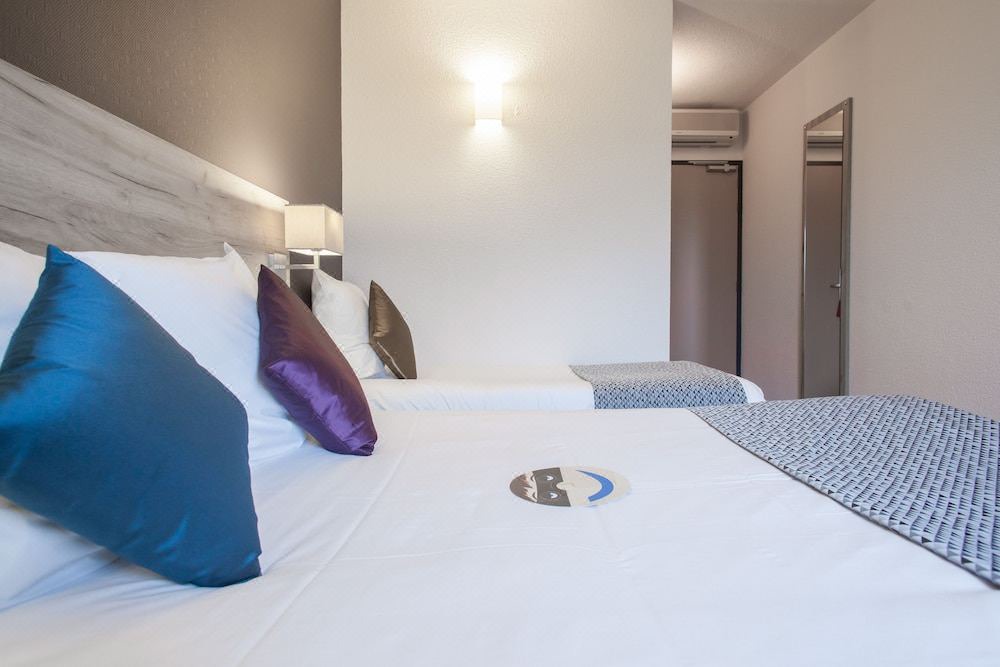 Photo of Bedroom in Distre