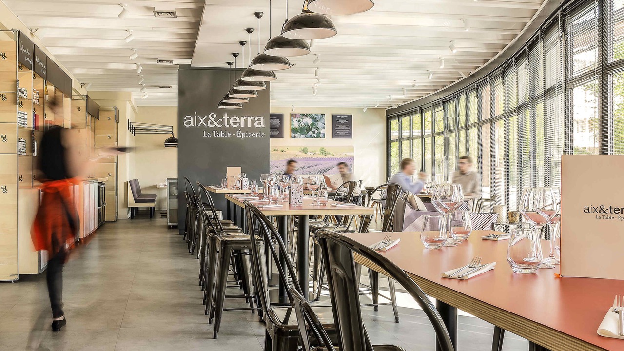 Photo of Others in Valence