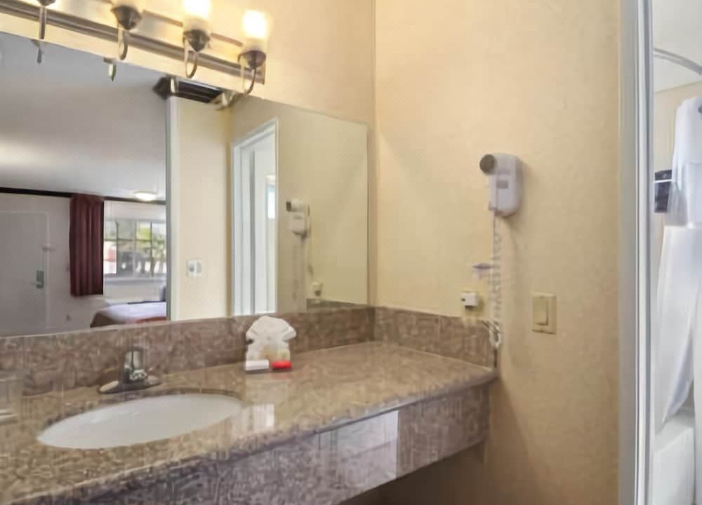 Photo of Bathroom in Lamanda Park