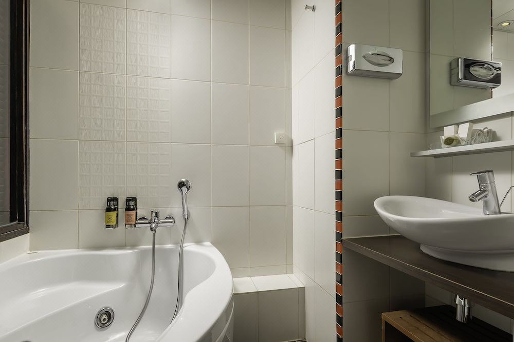 Photo of Bathroom in Quartier de la Plaine-de-Monceaux