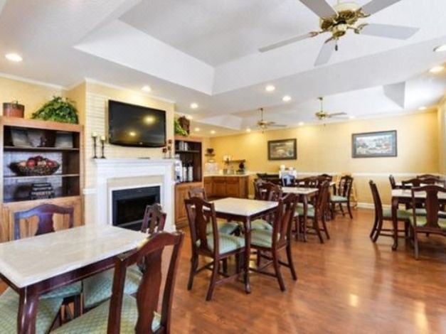 Photo of Livingroom in Oak Ridge