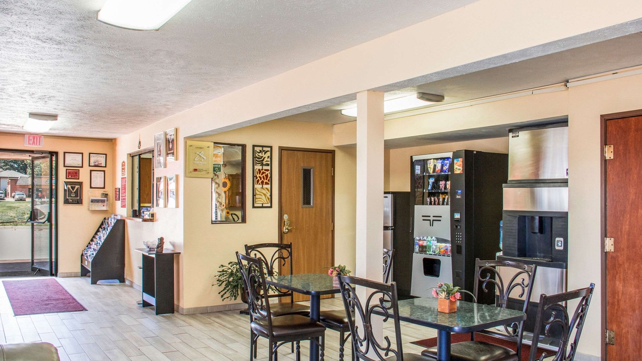 Photo of Livingroom in Lansing