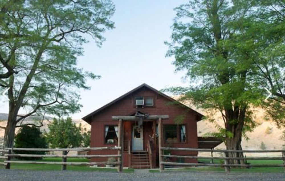 Photo of Buildings in Fossil