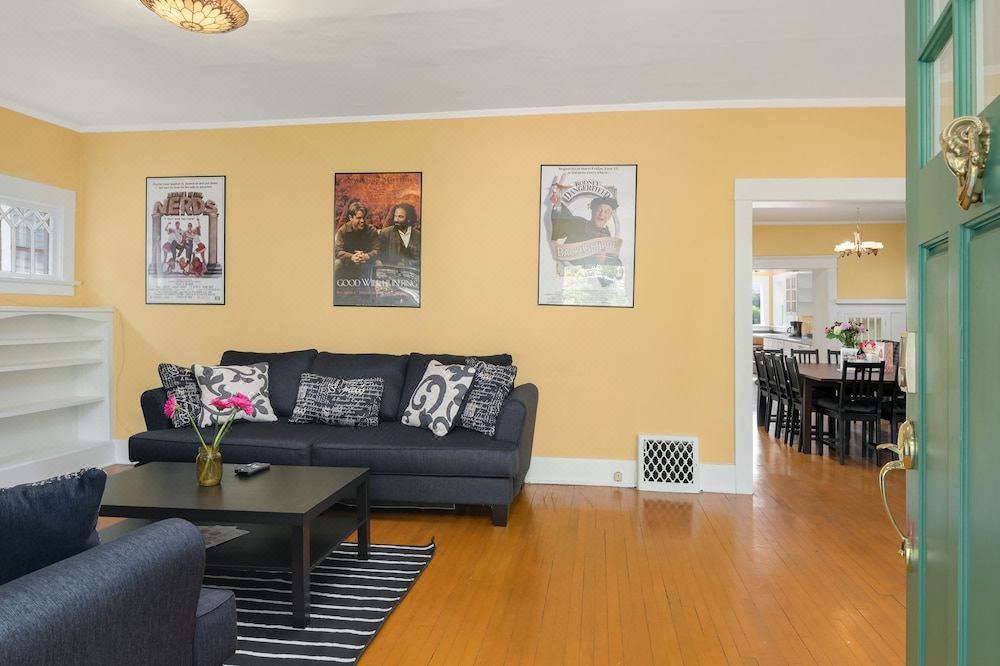 Photo of Livingroom in Madrona