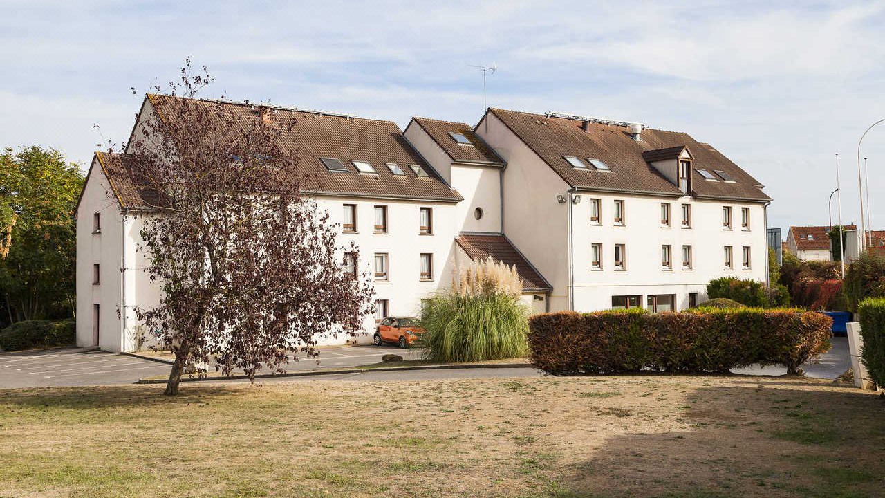 Photo of Buildings in Linas