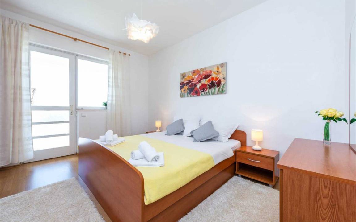 Photo of Bedroom in Pile