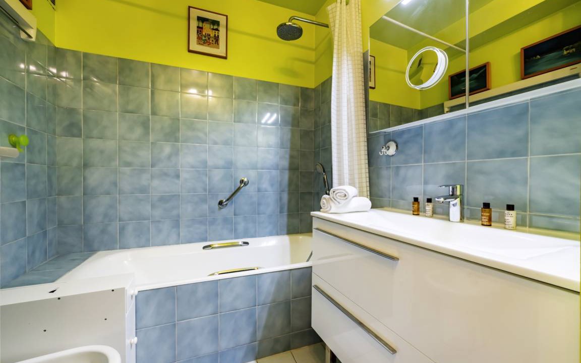 Photo of Bathroom in Saint-Lambert