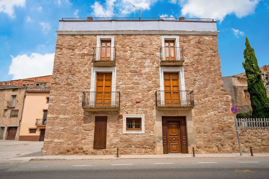 Photo of Buildings in Pira