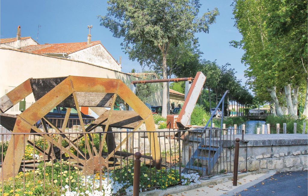 Photo of Buildings in Maillane
