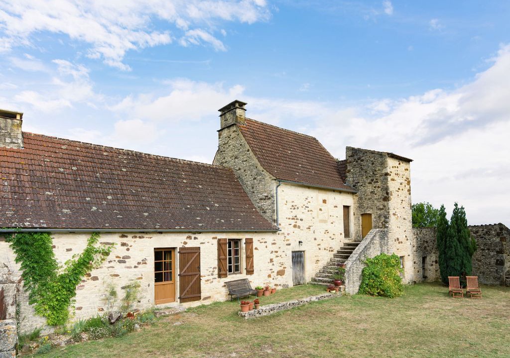 Photo of Buildings in Montclera