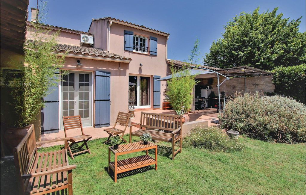 Photo of Buildings in Caumont-sur-Durance
