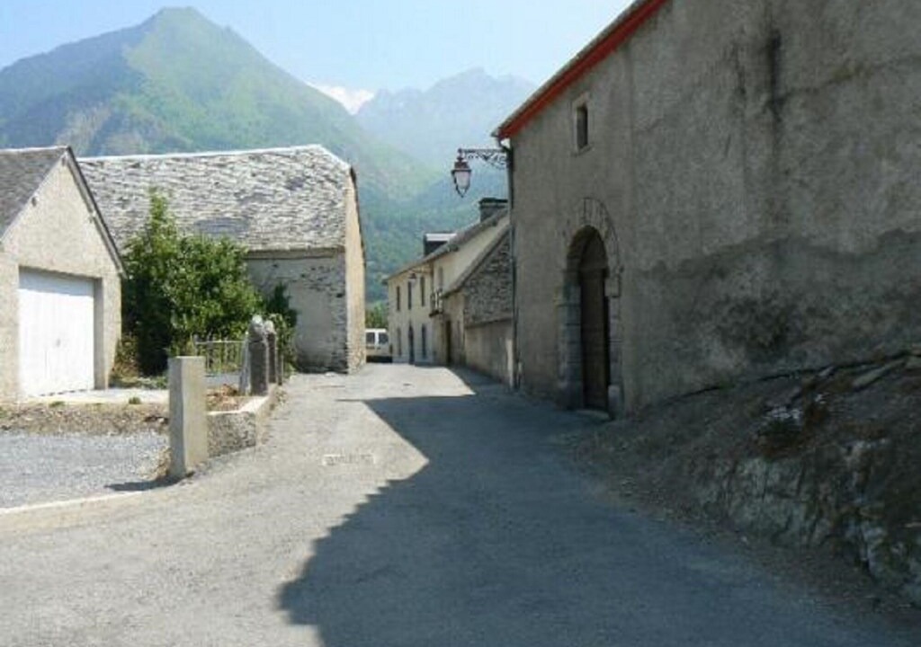 Photo of Buildings in Esquieze-Sere