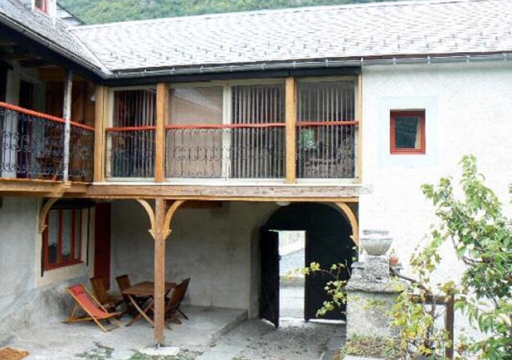 Photo of Buildings in Esquieze-Sere