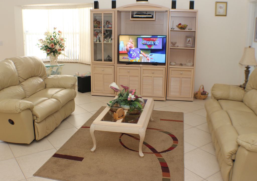 Photo of Livingroom in Windward Cay