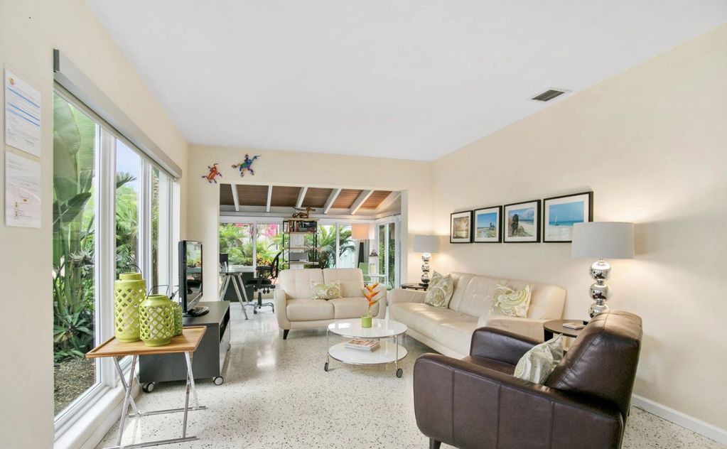 Photo of Livingroom in South Middle River