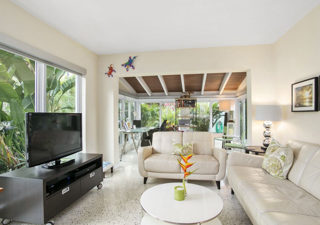 Photo of Livingroom in South Middle River