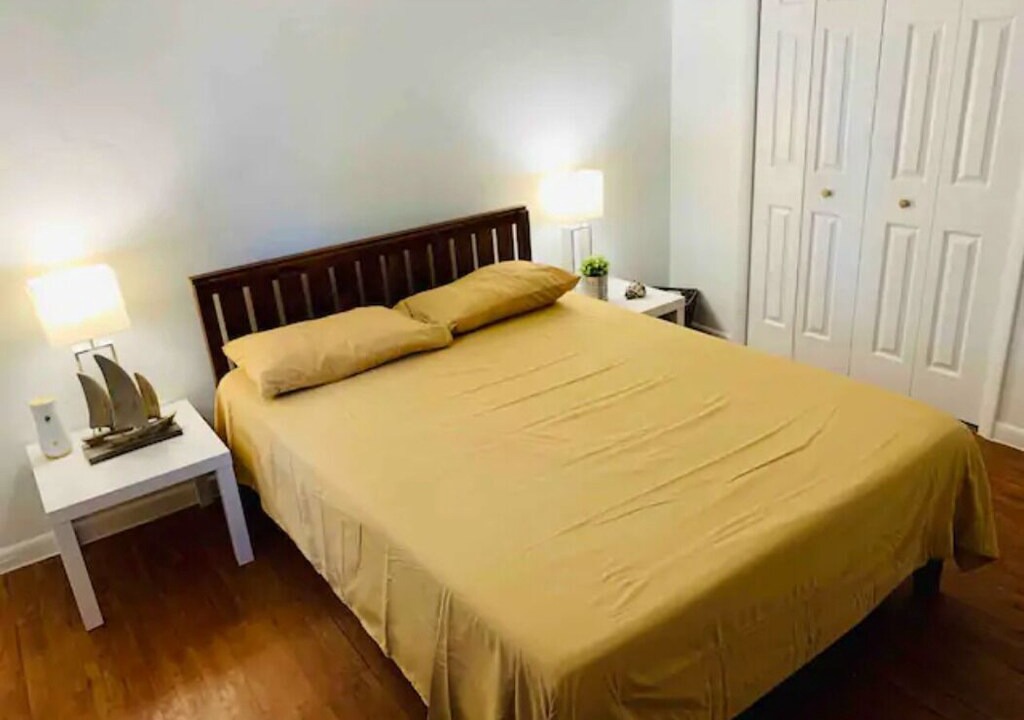 Photo of Bedroom in Oakland Park
