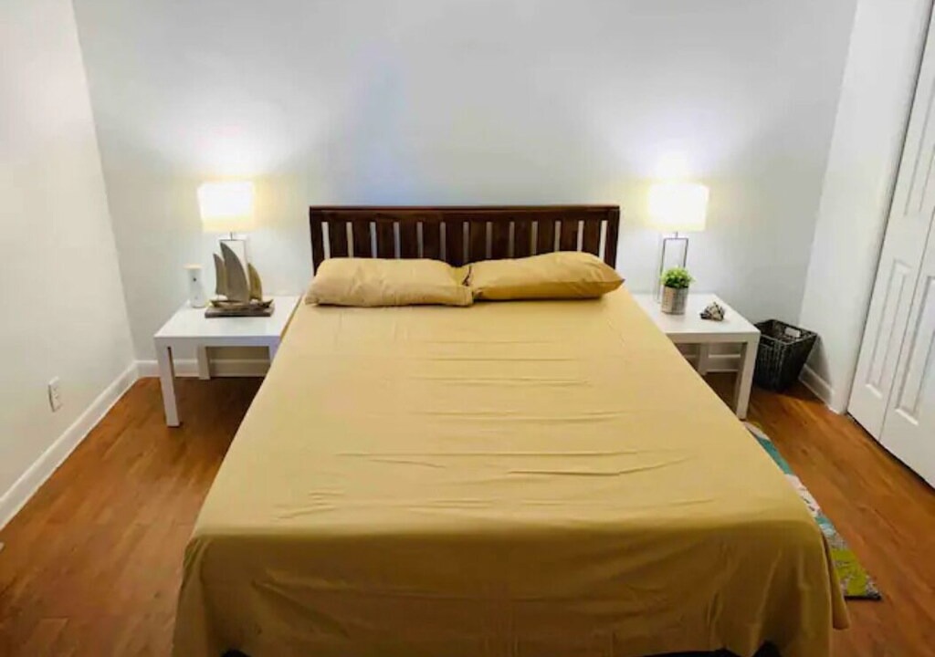 Photo of Bedroom in Oakland Park