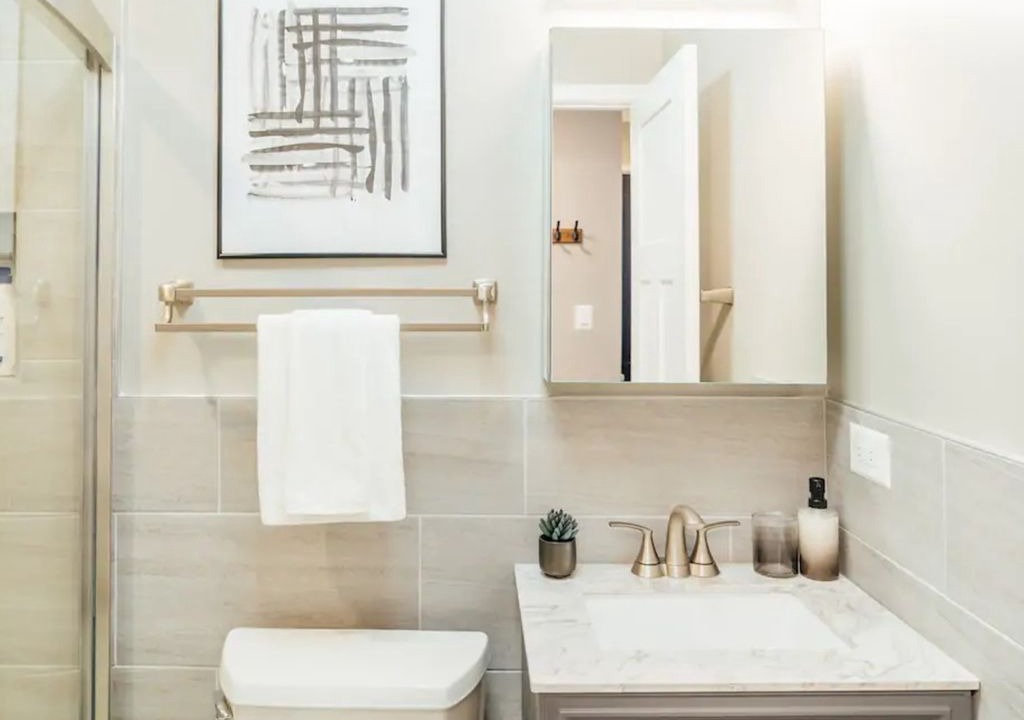 Photo of Bathroom in Lake View East