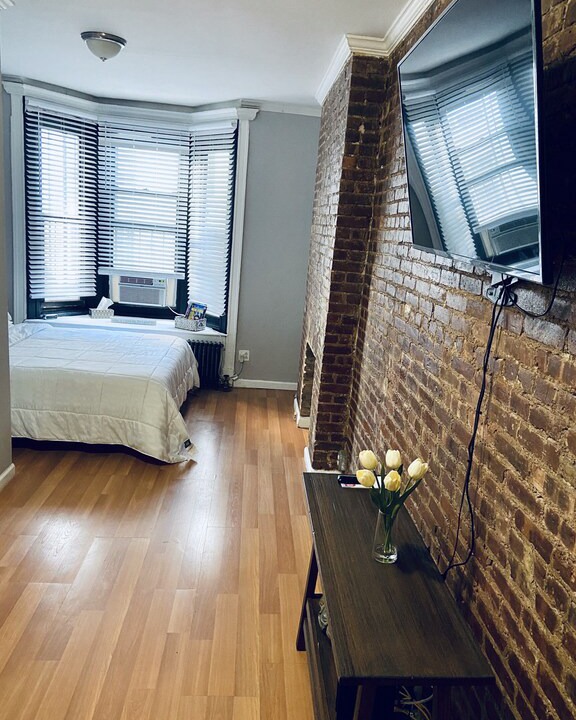 Photo of Others in Brooklyn Heights