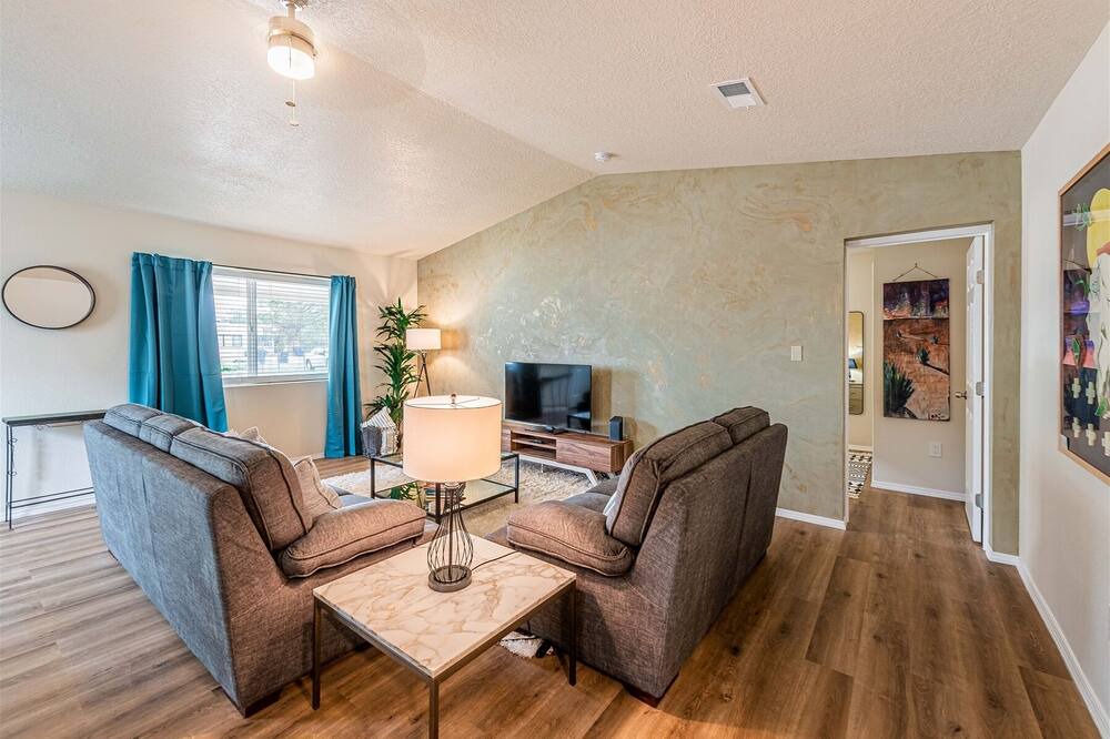 Photo of Livingroom in University Heights