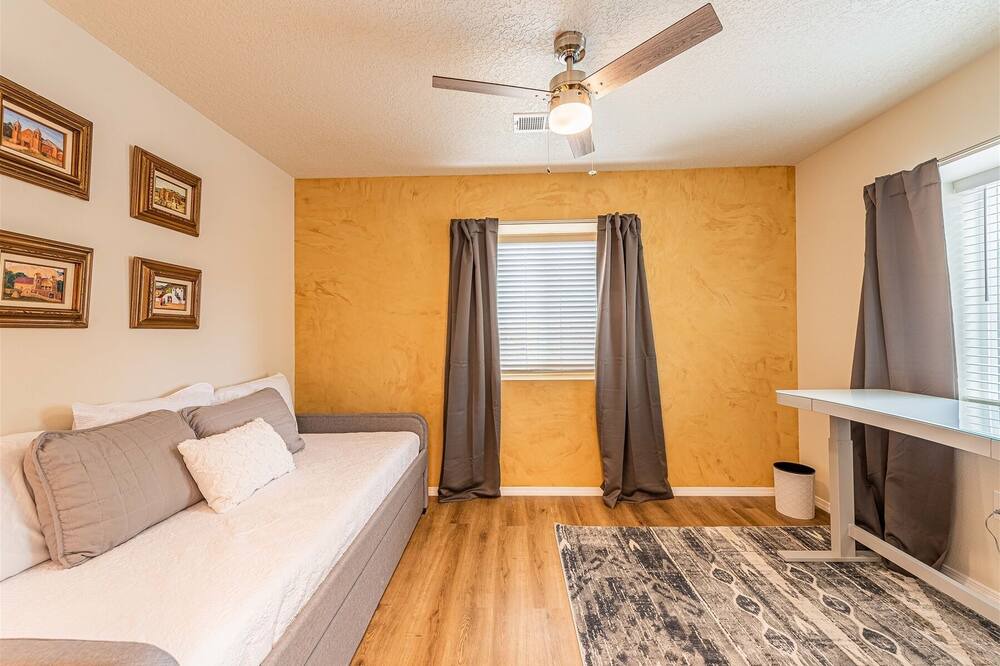 Photo of Livingroom in University Heights