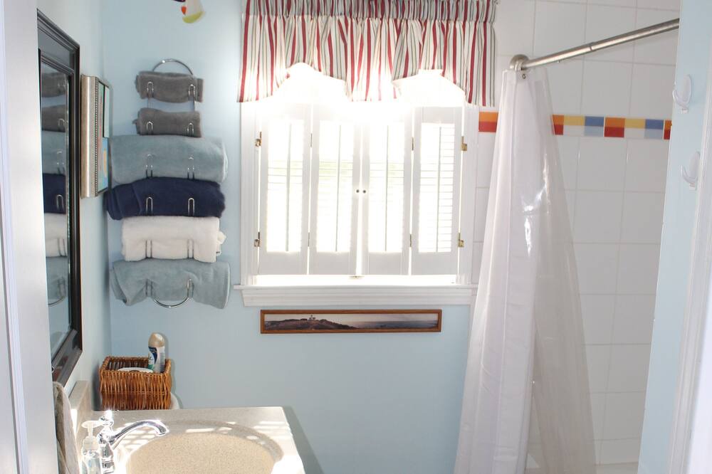 Photo of Bathroom in Teaticket