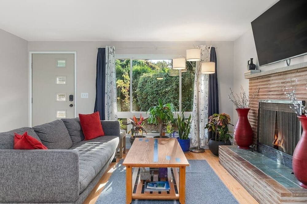 Photo of Livingroom in Olympic Hills