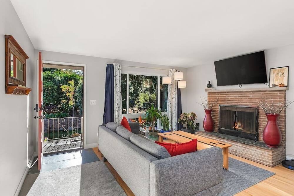 Photo of Livingroom in Olympic Hills