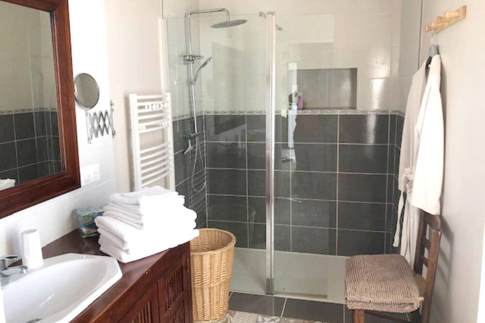 Photo of Bathroom in Betz-le-Chateau