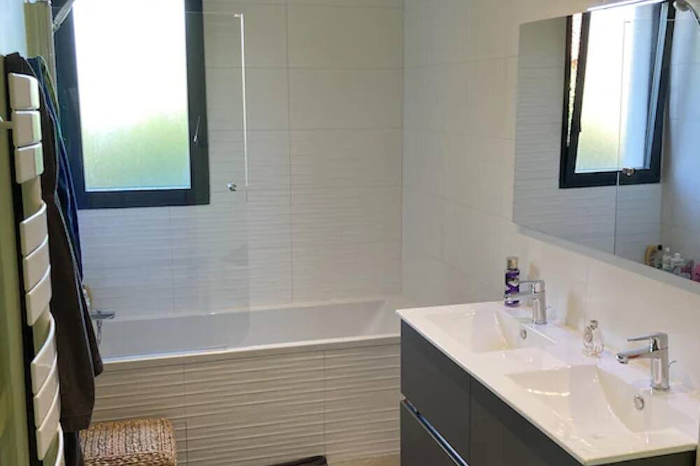 Photo of Bathroom in Bouc-Bel-Air