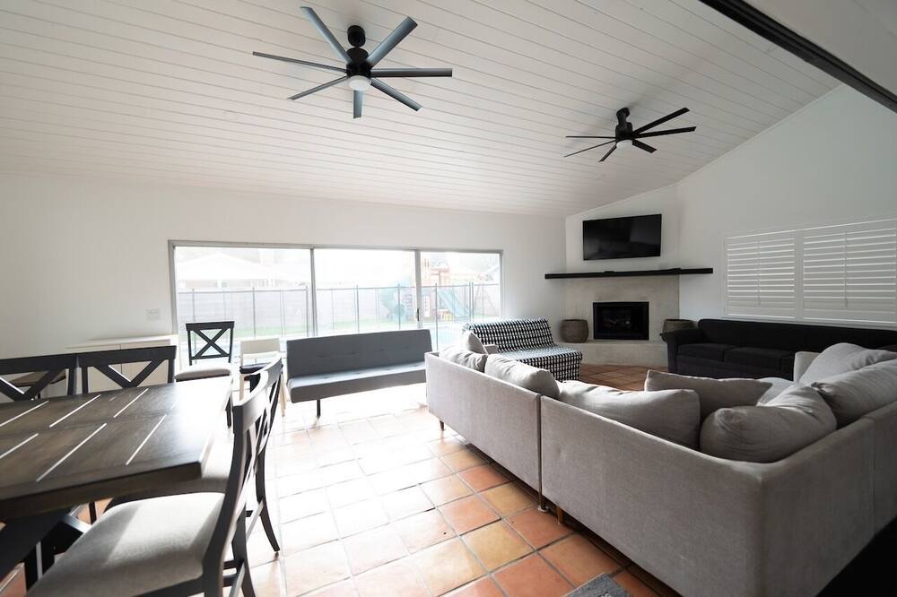 Photo of Livingroom in Canoga Park