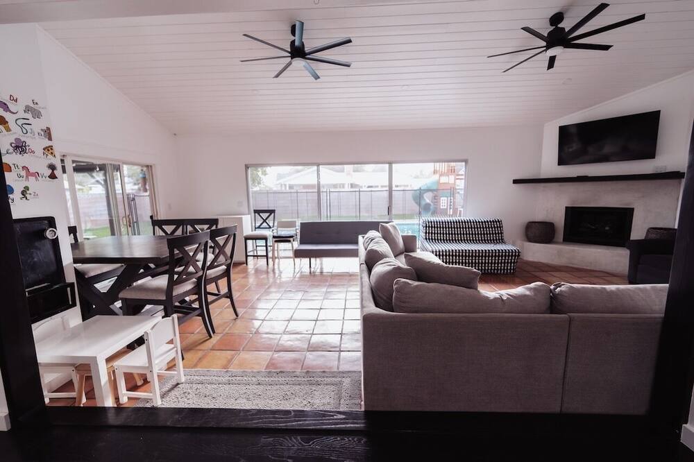 Photo of Livingroom in Canoga Park