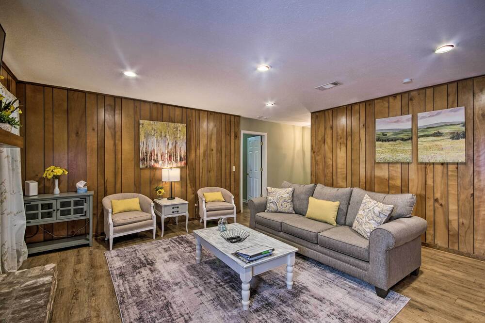 Photo of Livingroom in Tougaloo