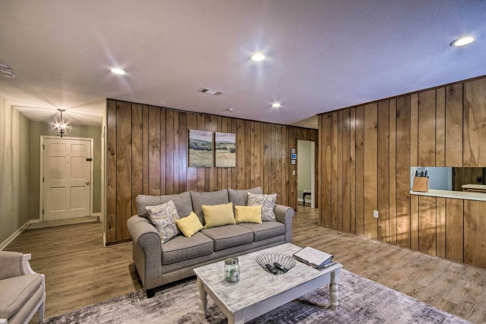 Photo of Livingroom in Tougaloo