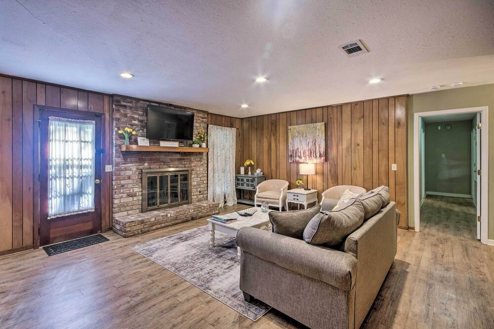 Photo of Livingroom in Tougaloo