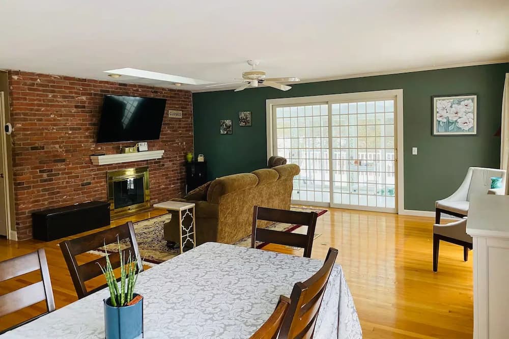 Photo of Livingroom in Lee