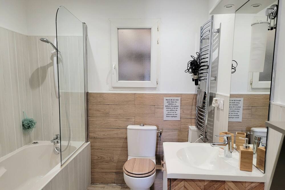 Photo of Bathroom in Neoules