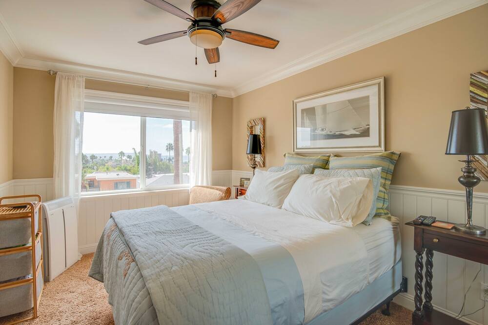 Photo of Bedroom in La Jolla Mesa