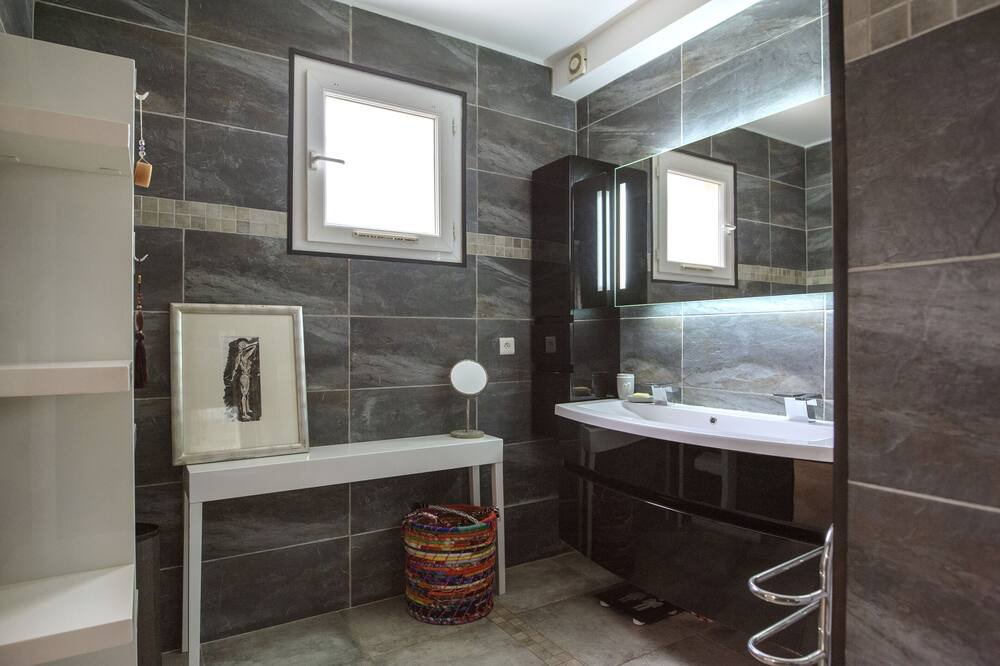 Photo of Bathroom in Saint-Jean-de-Vedas