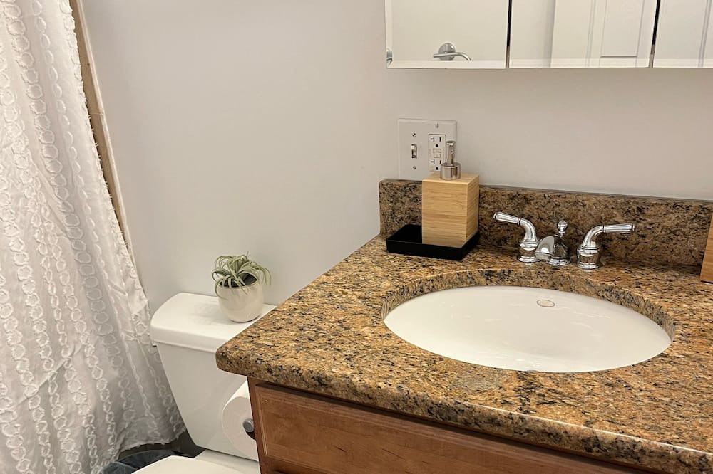 Photo of Bathroom in Budlong Woods