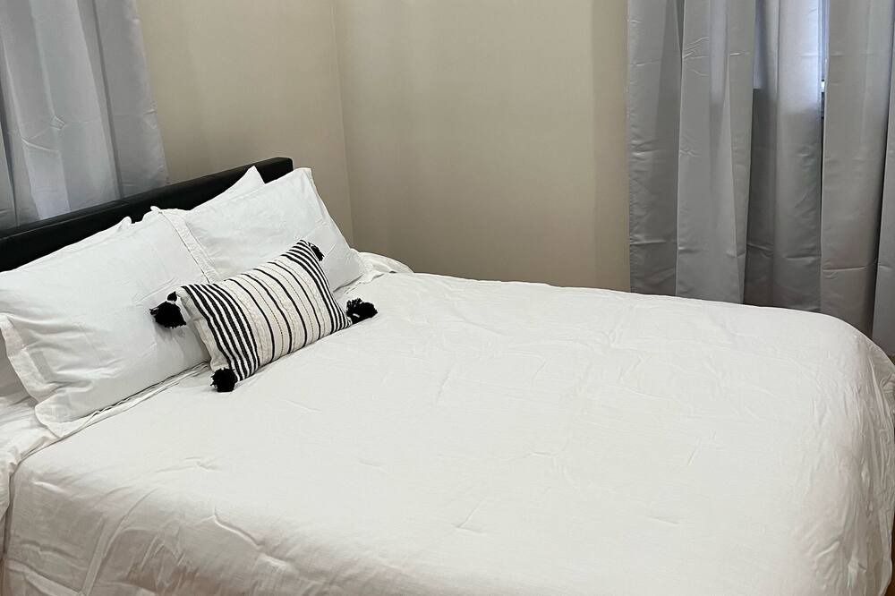 Photo of Bedroom in Budlong Woods