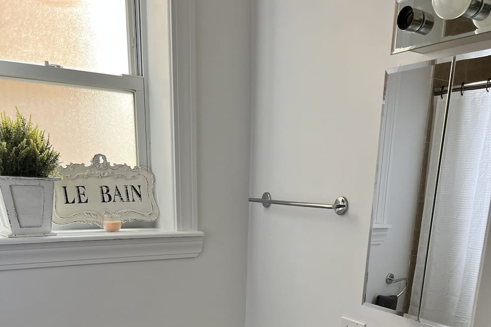 Photo of Bathroom in Budlong Woods