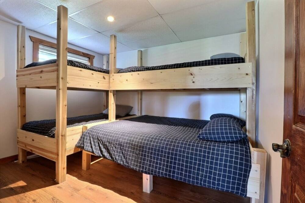 Photo of Bedroom in Saint-Hermenegilde