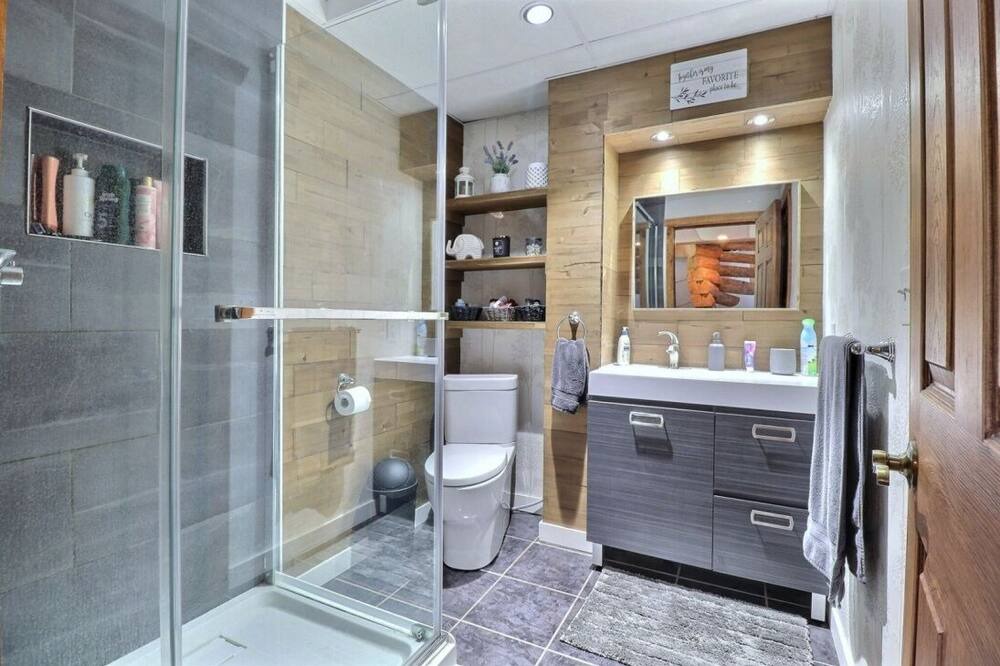 Photo of Bathroom in Saint-Hermenegilde
