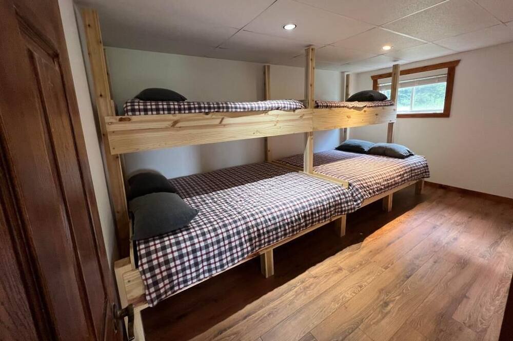 Photo of Bedroom in Saint-Hermenegilde