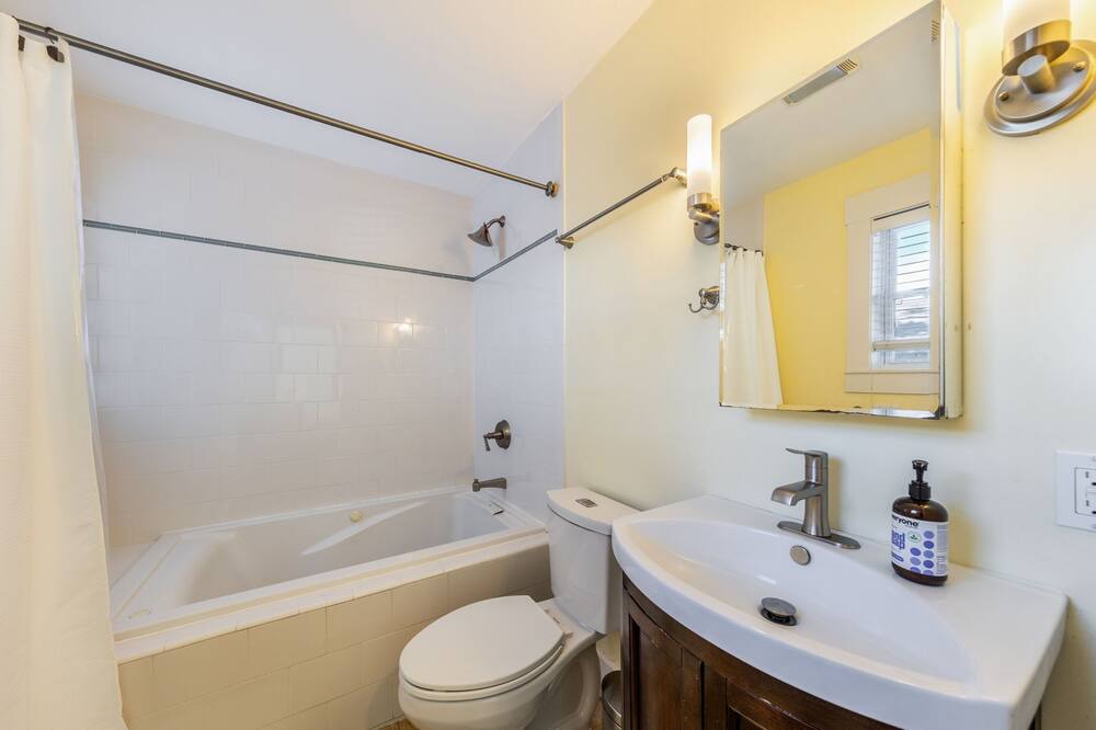 Photo of Bathroom in Govalle