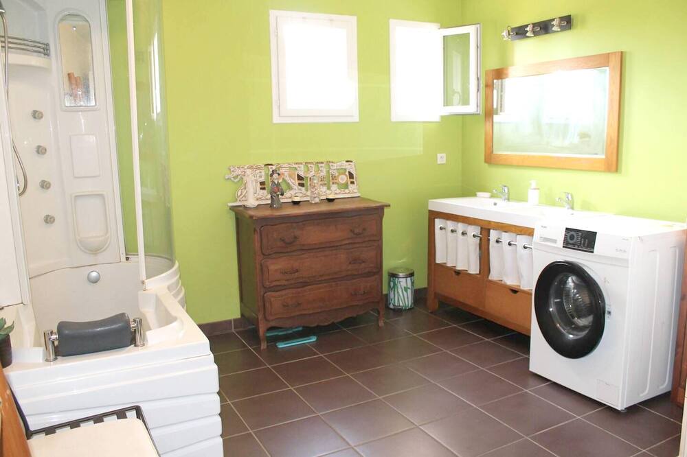 Photo of Bathroom in Latrape