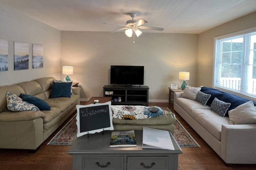 Photo of Livingroom in Farmville